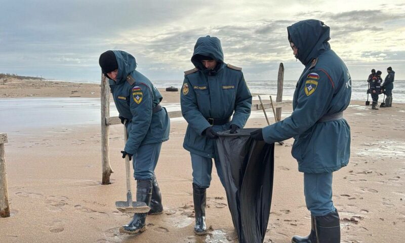 В Анапе и Темрюкском районе ликвидируют ЧП с разливом мазута на берегу