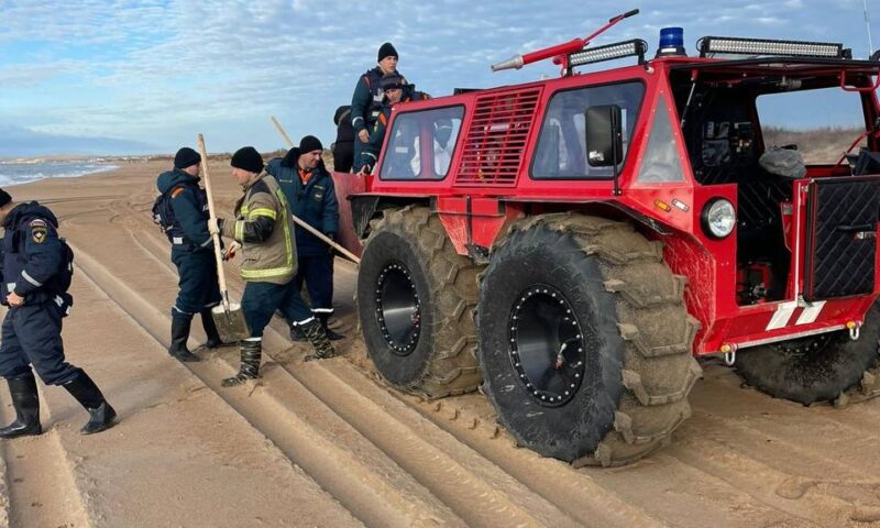 Дополнительные вездеходы привлекут к расчистке пляжей от мазута в Анапе