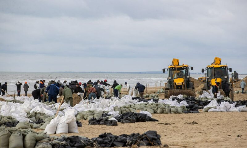 В Краснодарском крае 19 декабря от песка с мазутом очистили более 9 км берега