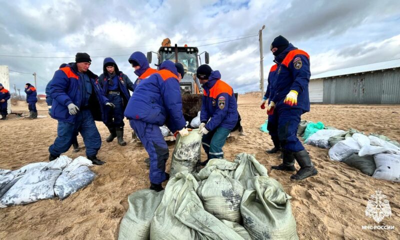 Более 3,3 тыс. тонн мазута с песком собрали с побережья Черного моря на Кубани