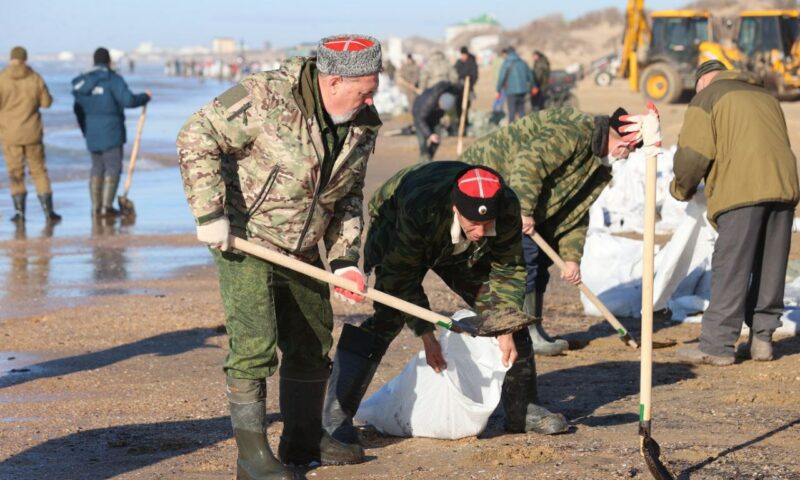 В уборке пляжей Анапы от нефтепродуктов участвуют более 800 казаков