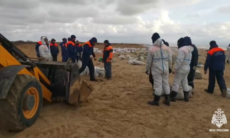 Более 21 тыс. тонн загрязненного песка собрали спасатели и волонтеры в Анапе