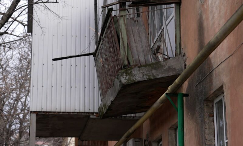 Жители дома в Новороссийске пожаловались на балкон, который может рухнуть