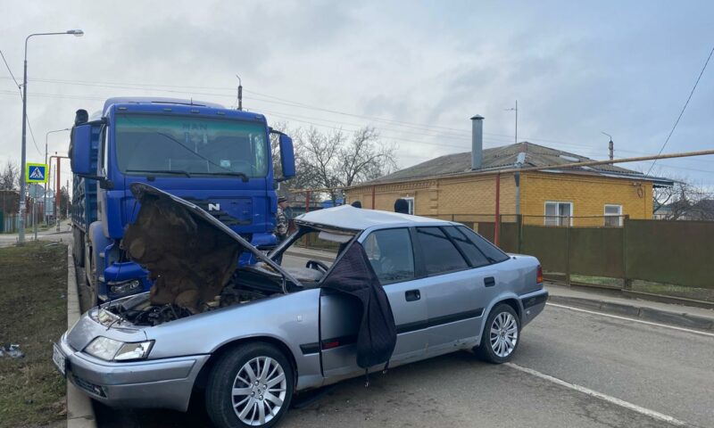 Два человека погибли в ДТП с грузовиком в Ейском районе