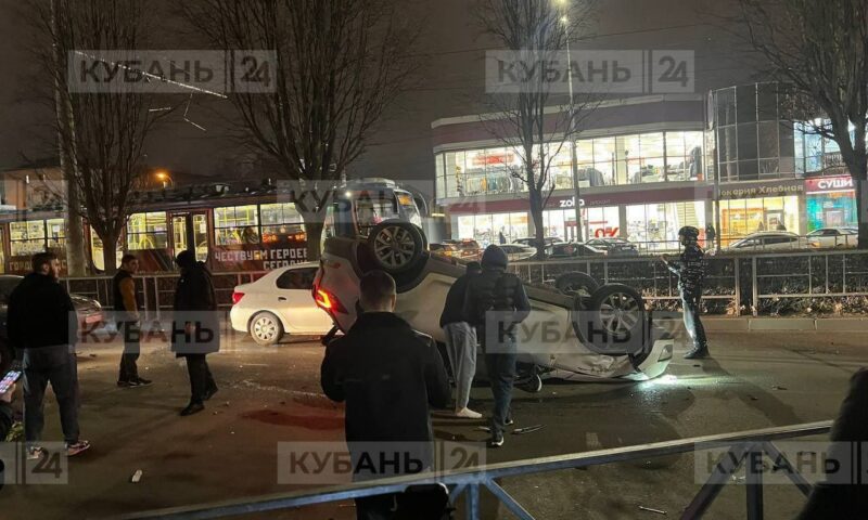 Иномарка устроила массовое ДТП и перевернулась на крышу возле КубГУ в Краснодаре