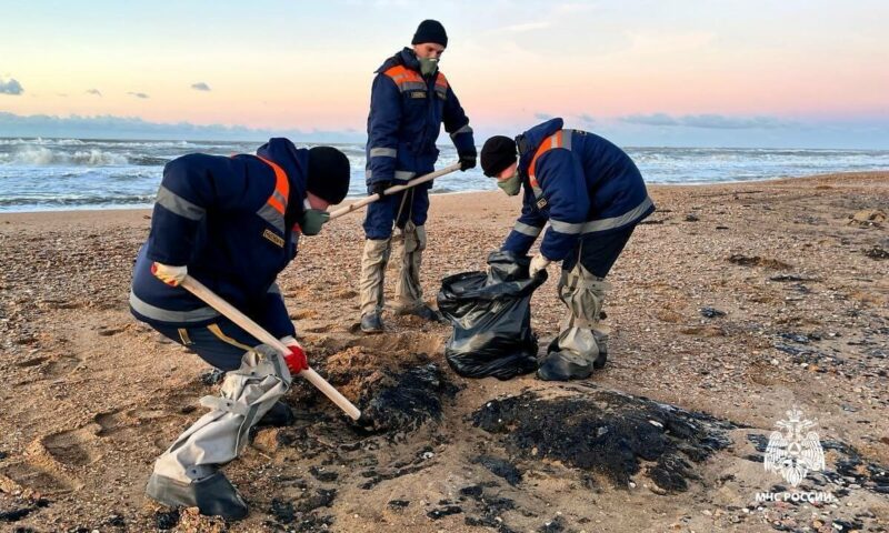 Почти 50 км береговой линии очищают от мазута в Анапе и Темрюкском районе