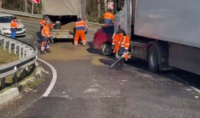 Движение перекрыли в поселке Головинка в Сочи из-за массового ДТП с фурой