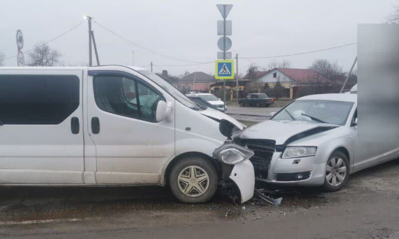 Четыре человека пострадали в ДТП с минивэном в Кореновске