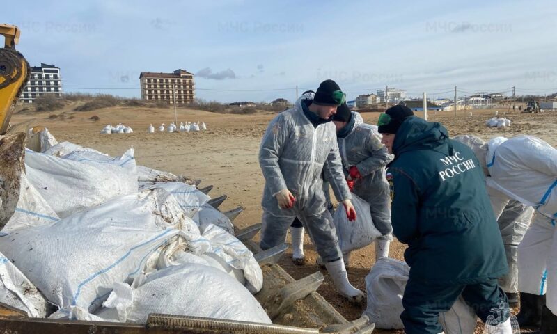 В Анапе и Темрюкском районе 10 января на берег снова выбросило мазут