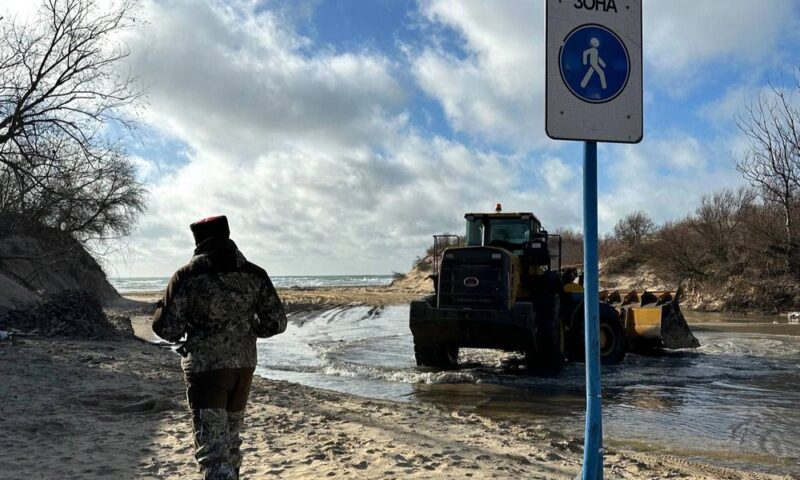 Более 5,5 тыс. казаков приняли участие в уборке мазута в Анапе и Веселовке