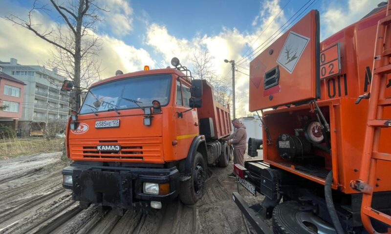 Количество спецтехники для уборки замазученного песка увеличили на пляжах Анапы