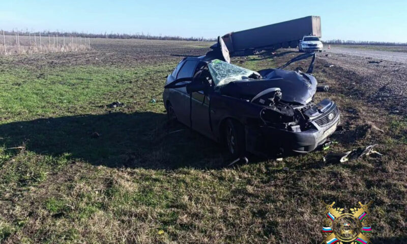 Водитель легковушки погиб в лобовой аварии с фурой под Краснодаром