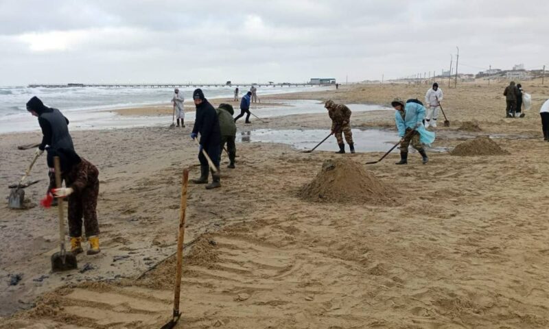 Новую партию мазута вынесло на пляжи Анапы ночью 3 января