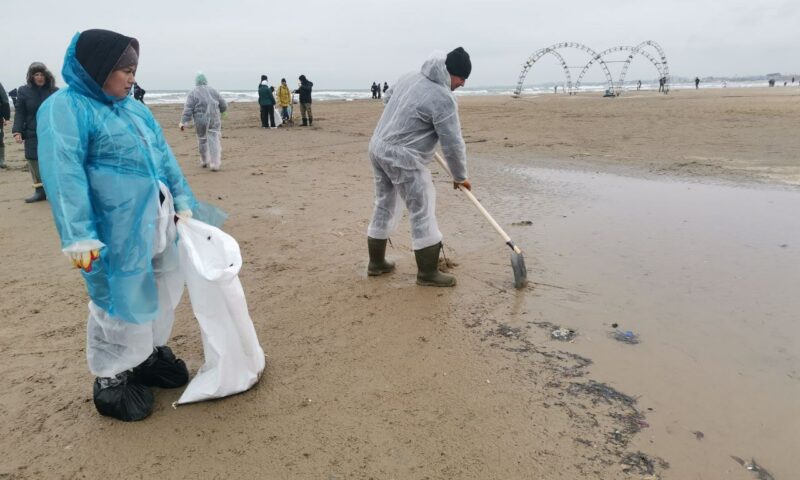 Новые мазутные пятна вынесло на берег в Анапе штормовым ветром