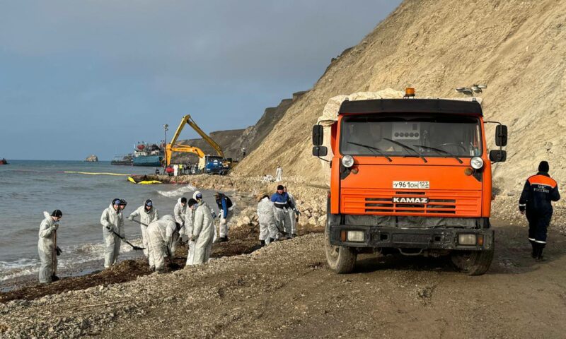 Более 300 тонн мазута вывезли с берега в районе мыса Панагия