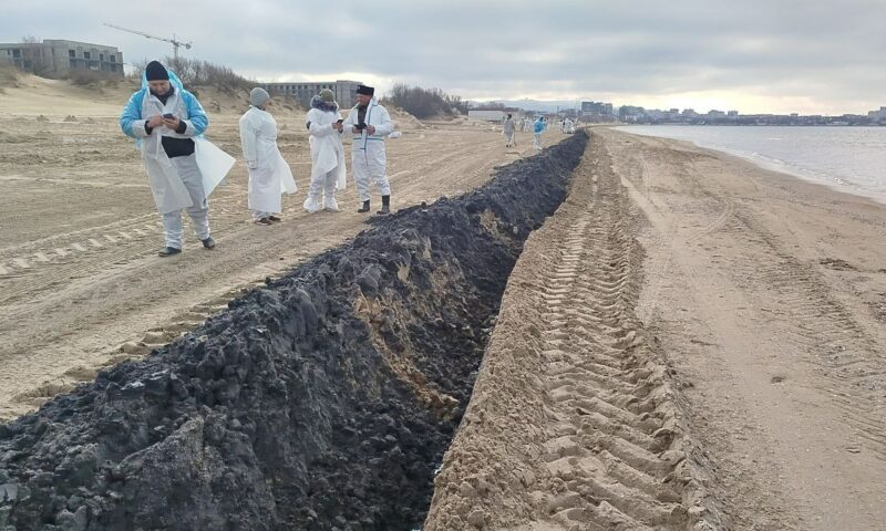 Километровый ров для защиты от выбросов мазута построят на пляже под Анапой