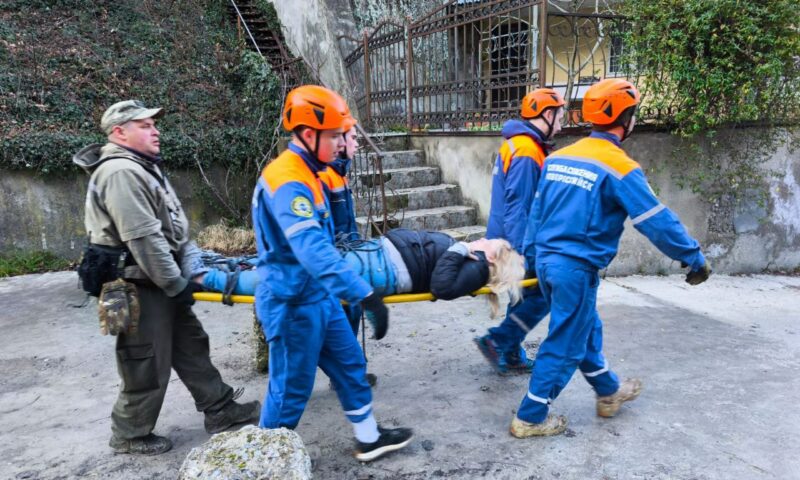 Спасатели вынесли из леса в Новороссийске женщину, повредившую ногу на прогулке