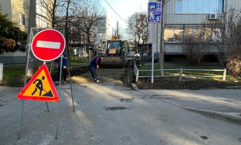 В Краснодаре начали ремонтировать подъездные дороги к многоэтажкам