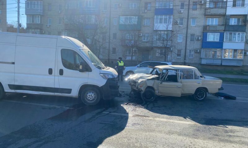 Мужчина умер за рулем в Краснодаре, его машина попала в ДТП