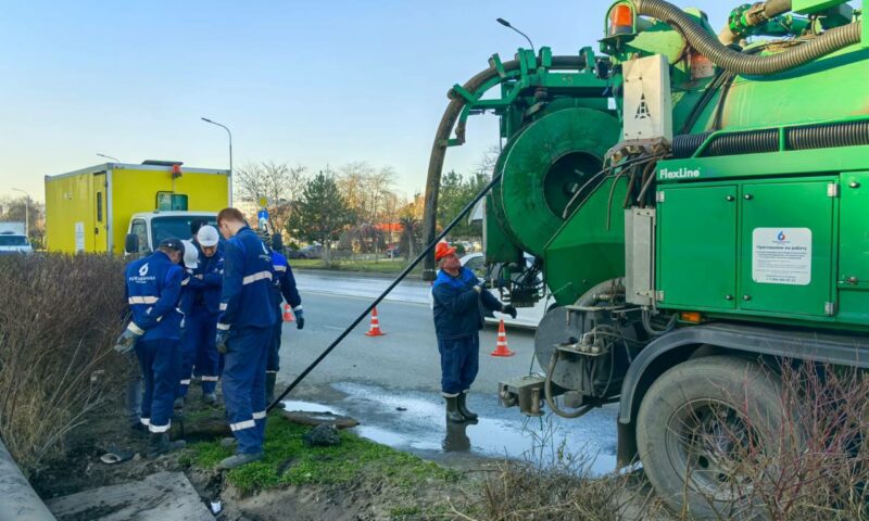 Коммунальщики ликвидируют разлив сточных вод в Прикубанском округе Краснодара