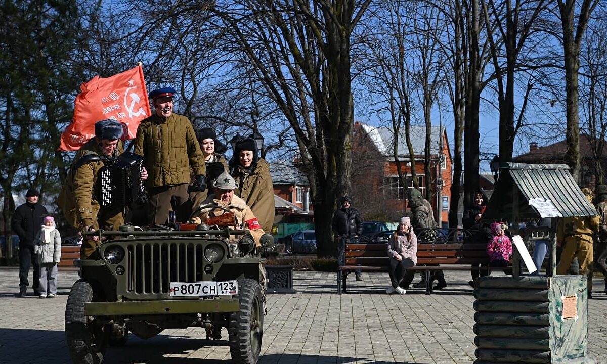 Реконструкцию боя за освобождение Краснодара провели в сквере Толстого