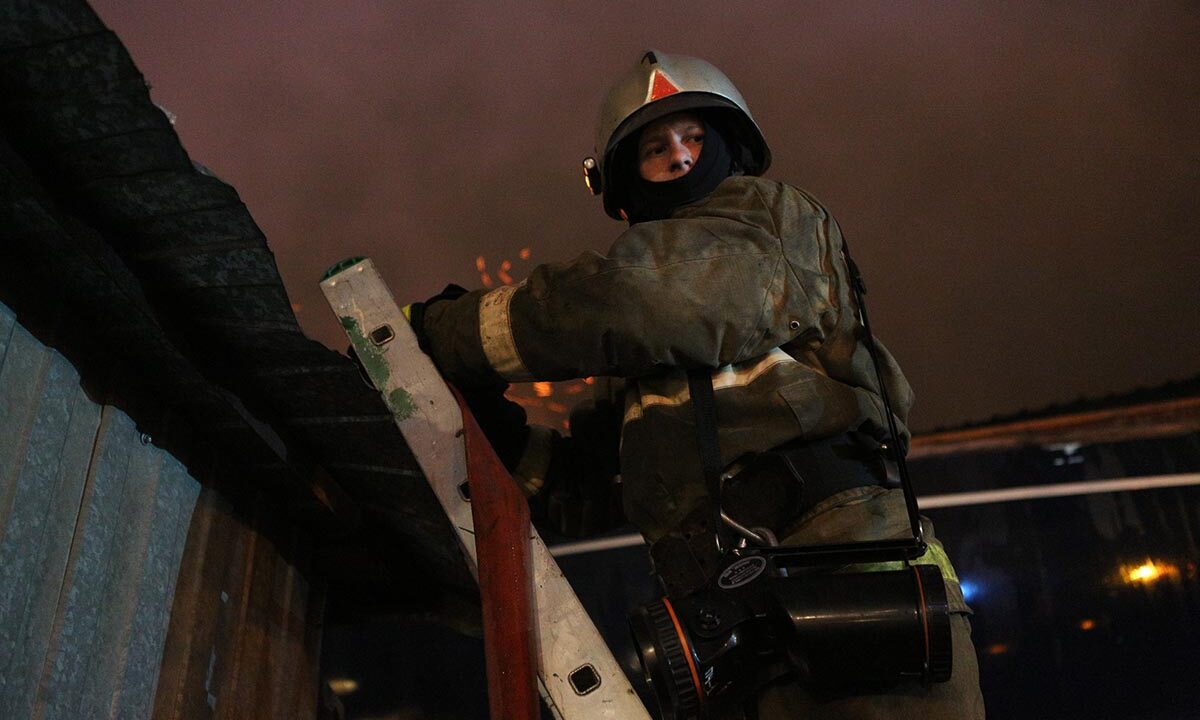 Пожар на крыше многоквартирного дома в Туапсе локализовали на 100 «квадратах»