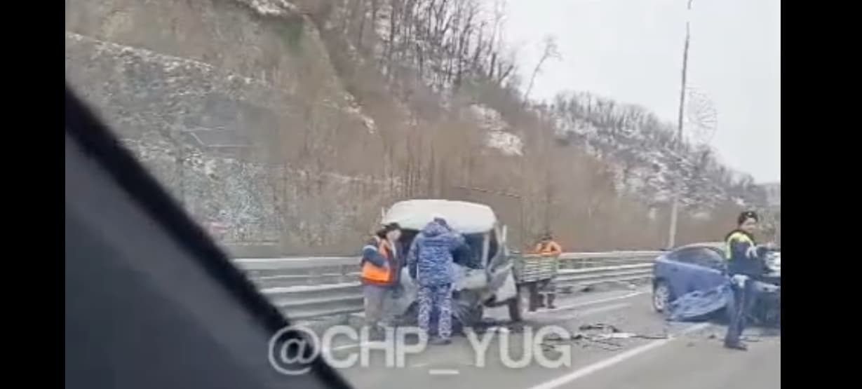 Водитель иномарки погиб в лобовом столкновении на трассе в Сочи