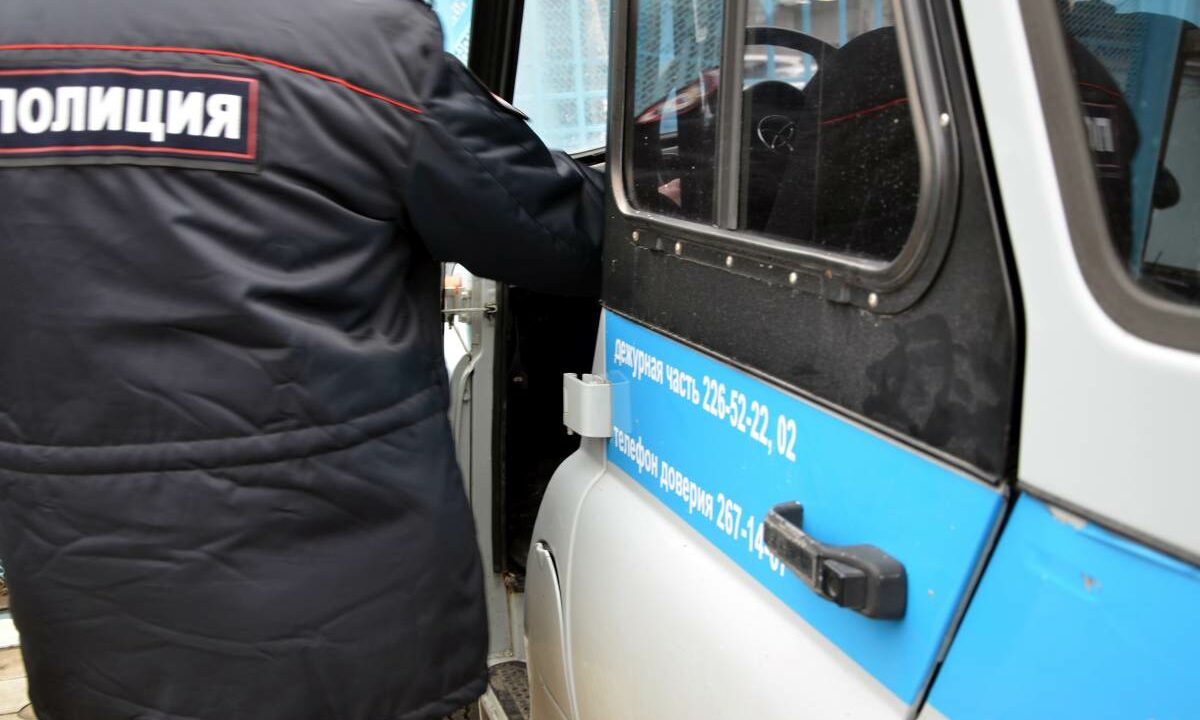 В Сочи девушка забрала у парня сейф его отца с 30 тыс. долларов для мошенников