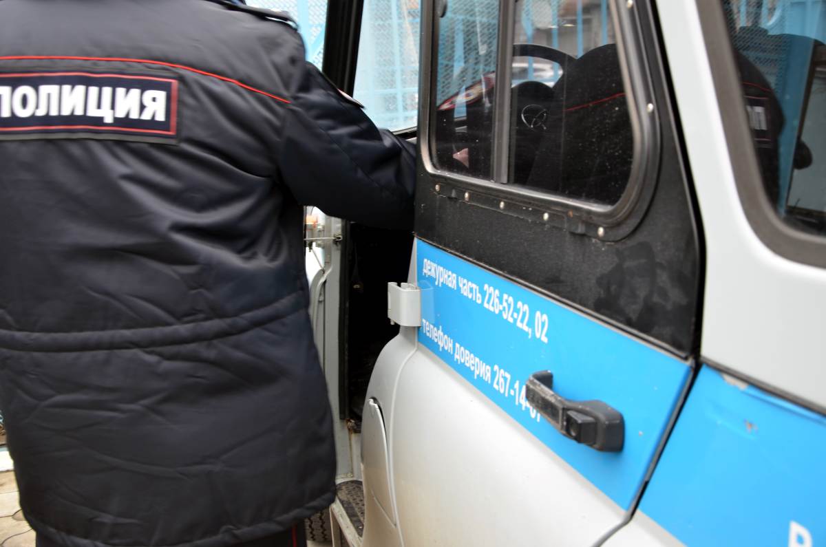 В Сочи девушка забрала у парня сейф его отца с 30 тыс. долларов для мошенников