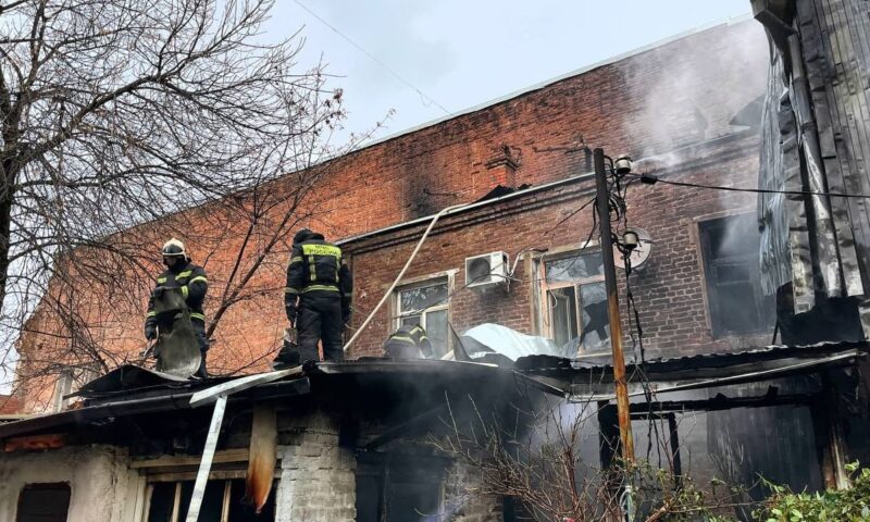 Десять человек эвакуировали из горящего двухэтажного дома в центре Краснодара