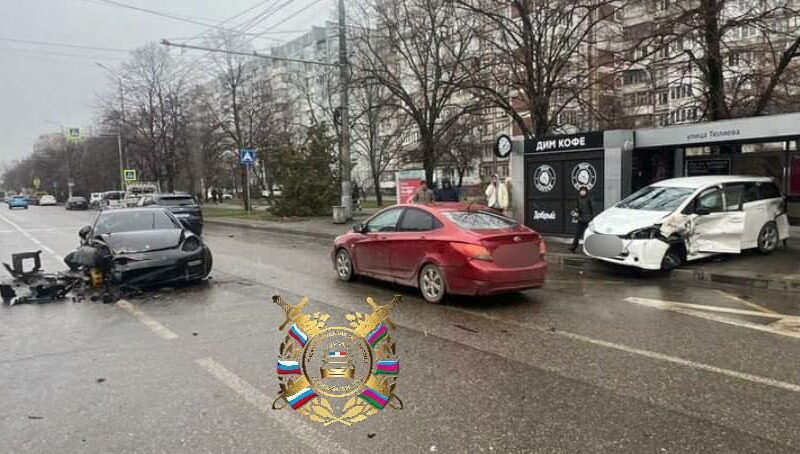 Иномарку отбросило на остановку из-за столкновения с Porsche в Краснодаре