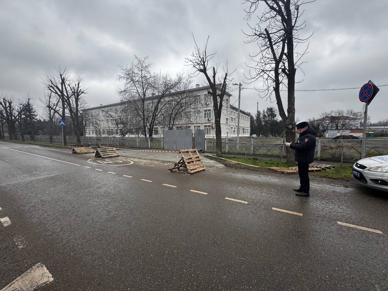 В Краснодаре неизвестный ограничил проезд и проход на улице Сочинской