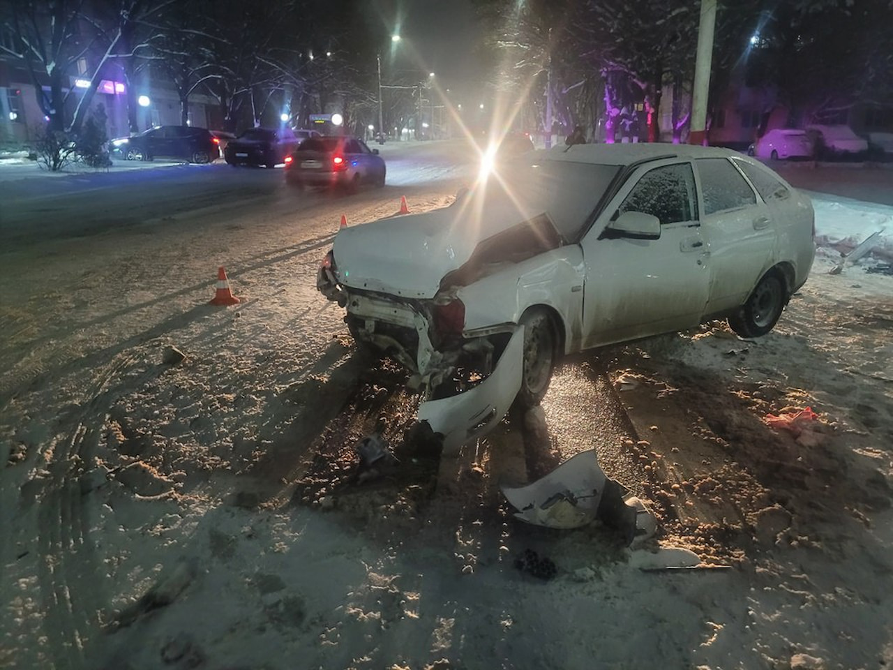 В Армавире Audi проехал на «красный» и влетел в легковушку с двумя подростками