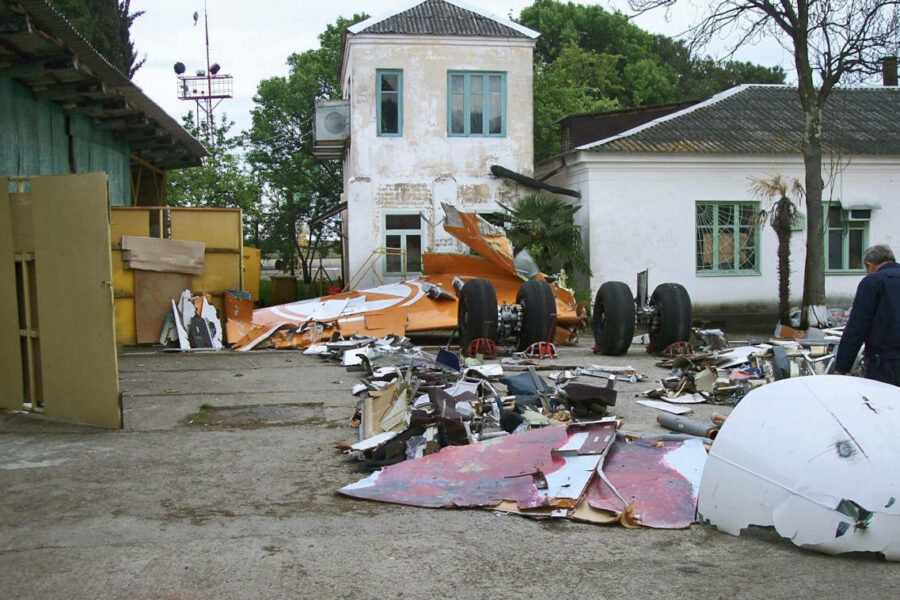 04 Обломки разбившегося самолета А-320 авиакомпании «Армавиа» у ангара аэропорта. Фото ИТАР-ТАСС