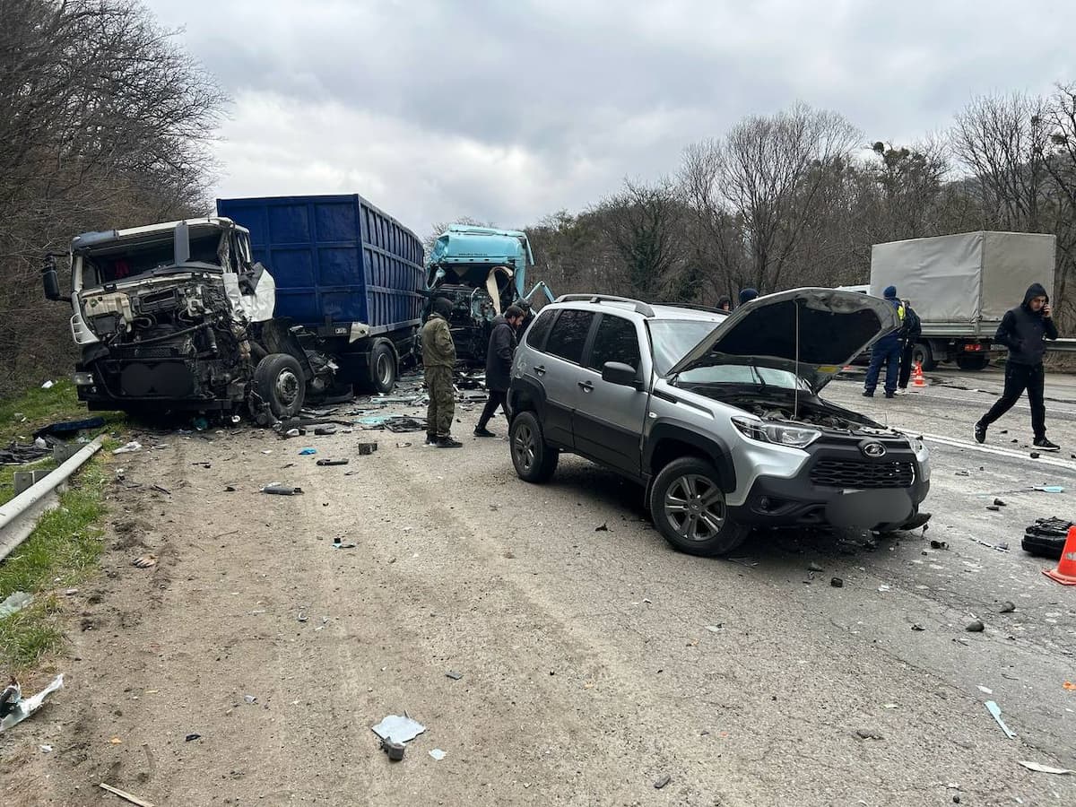 Водитель грузовика впал в кому после жесткого ДТП на трассе под Новороссийском