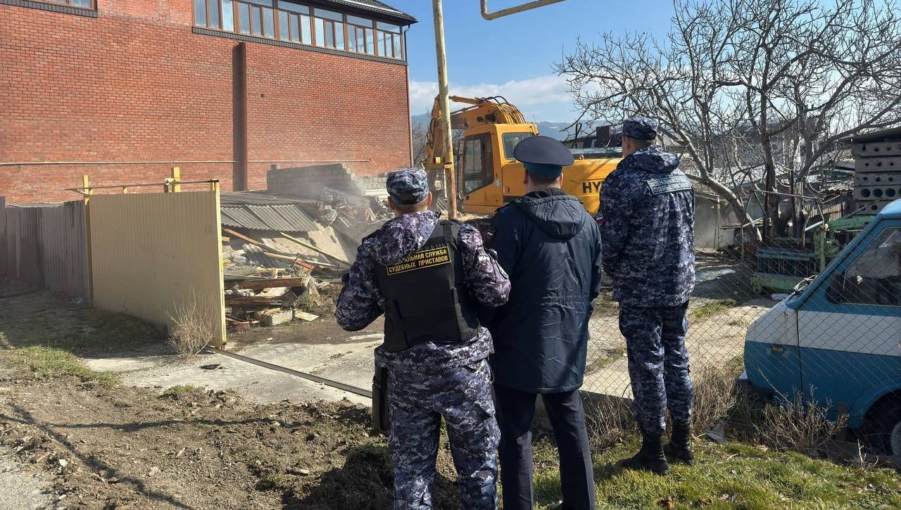 В Геленджике снесли самовольно увеличенное более чем на 100 кв. метров строение