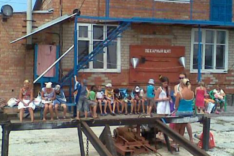 04 На территории пляжа, где 7 июля 2010 года утонули шестеро детей и их воспитатель, отдыхавшие в детском лагере «Азов». Фото ИТАР-ТАСС