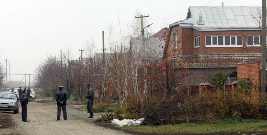 07-1 Сотрудники милиции у дома в станице Кущевская, в котором 5 ноября 2010 года были убиты 12 человек. Фото ИТАР-ТАСС/Валерия Матыцина
