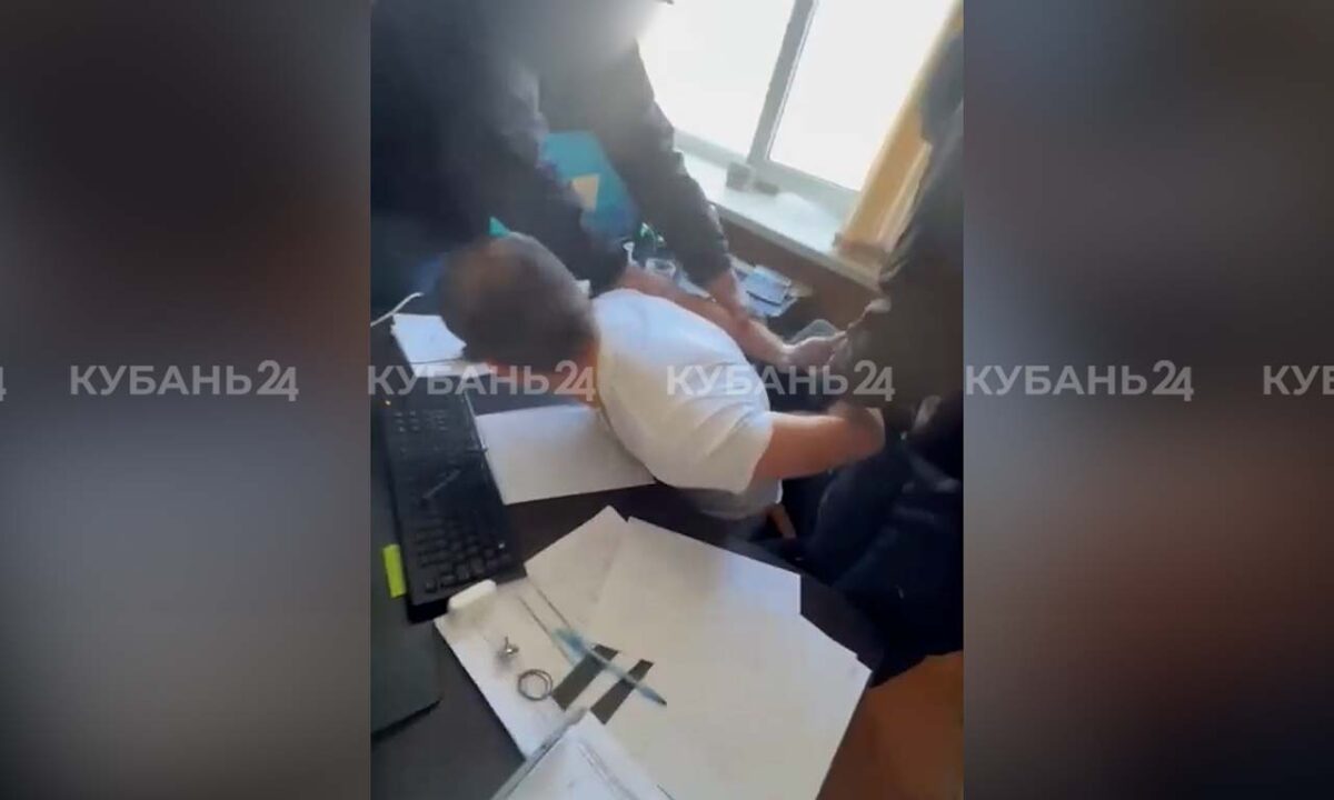 ФСБ раскрыла вымогательство 560 тыс. рублей при строительстве в аэропорту Анапы