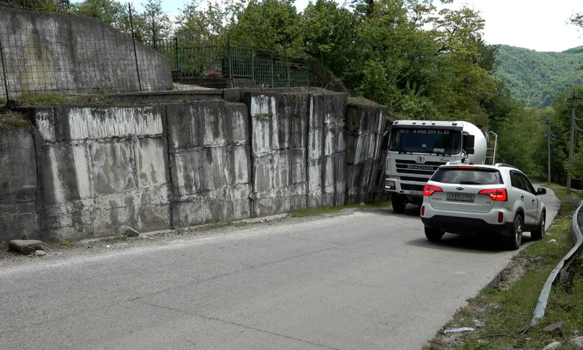 Кладбище начало сползать на дорогу в селе Галицыно под Сочи