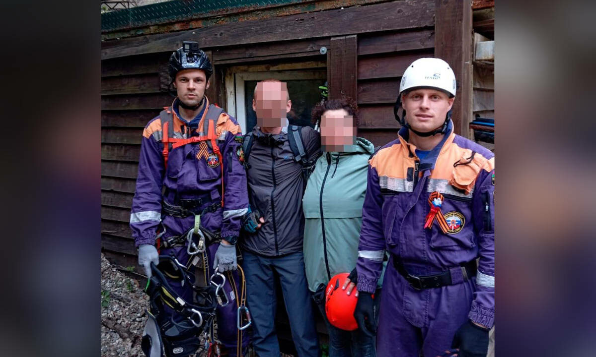 Туристы застряли в лесу из-за подъема воды в реке недалеко от Гуамского ущелья