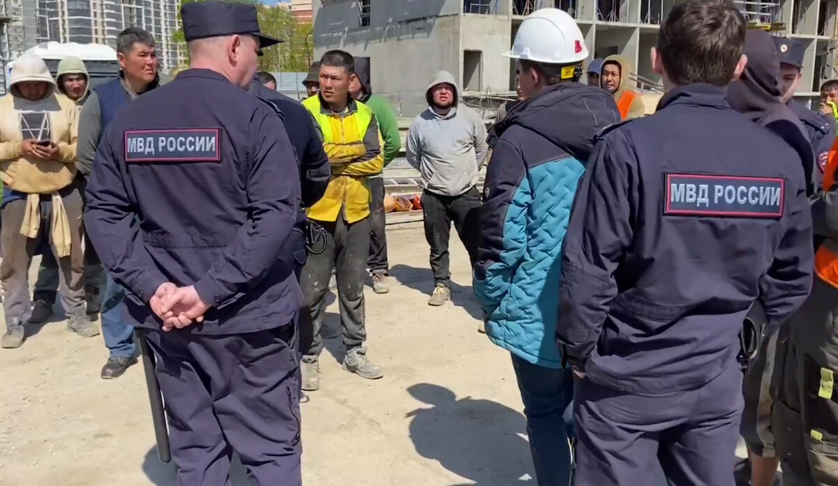 На стройке в Краснодаре задержали 35 мигрантов, 6 из них оказались нелегалами