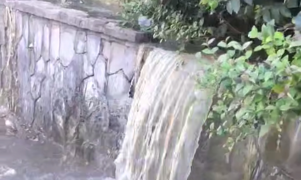 Водопад из нечистот забил на Курортном проспекте Сочи из-за засора канализации
