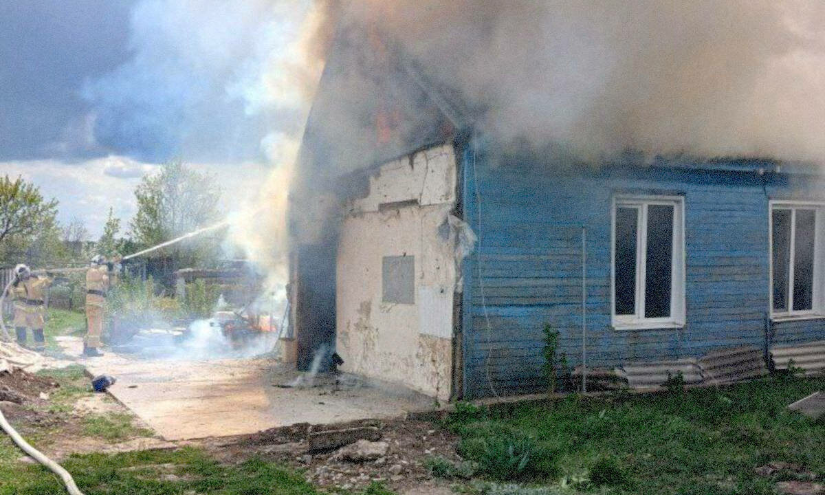 Пожарные спасли мать с ребенком от грозящего им взрыва газа в Кущевском районе