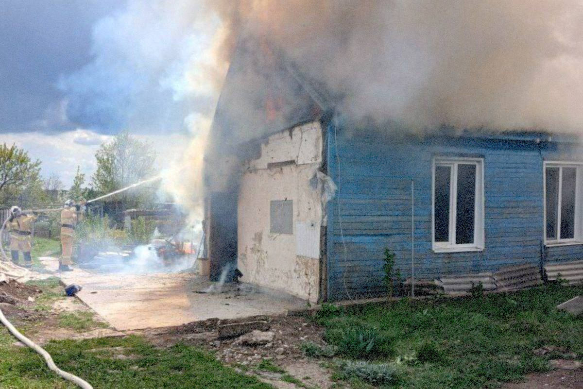 Пожарные спасли мать с ребенком от грозящего им взрыва газа в Кущевском районе