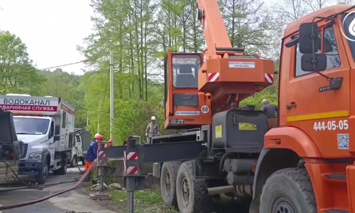 Коммунальщики устраняют крупную аварию на городском водоводе в Сочи