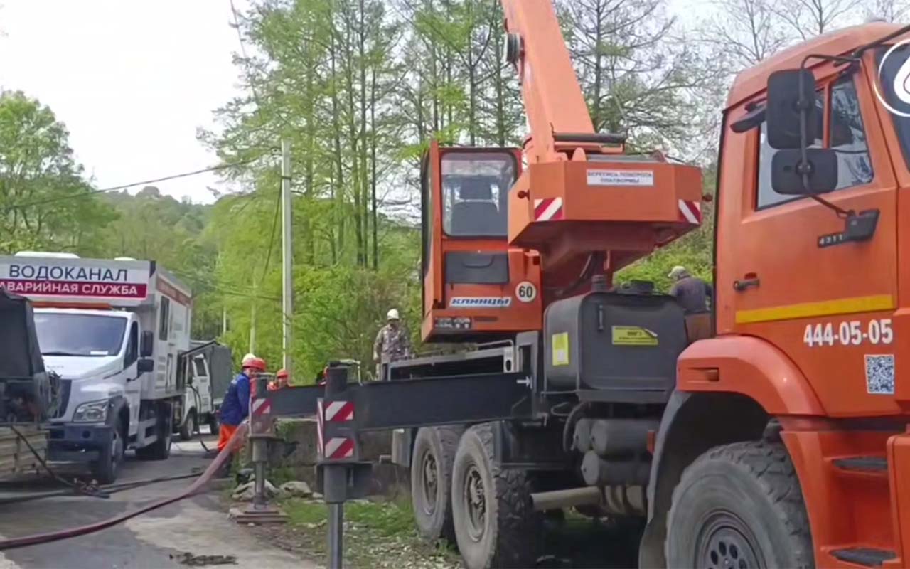 Коммунальщики устраняют крупную аварию на городском водоводе в Сочи