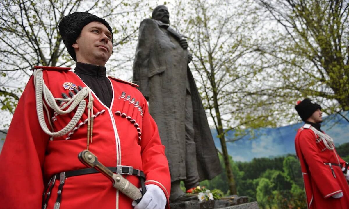 Корниловские поминовения прошли у памятника погибшему генералу в Краснодаре