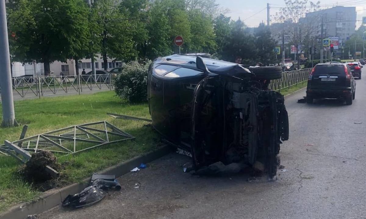 Hyundai подрезал Honda, влетел в забор и перевернулся на Тургенева в Краснодаре