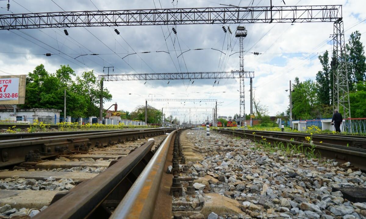 В Кореновске забравшийся на крышу электрички 15-летний парень получил удар током